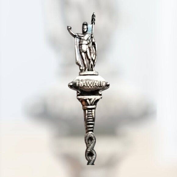 Hawaiian Souvenir Spoon With Figural King on Finial & Embossed Pineapple on Bowl - Picture 2 of 5
